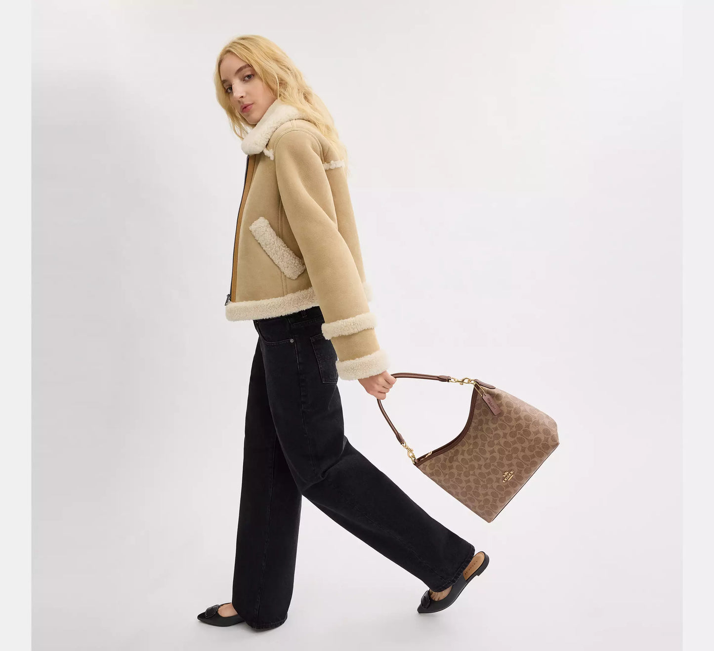 Laurel Shoulder Bag In Signature Canvas